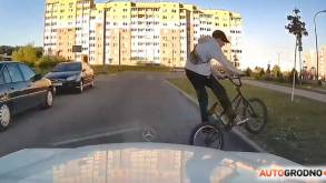 Видео с регистратора: в Гродно мальчик на велосипеде чудом разминулся с Mercedes