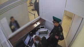 Пытался покинуть Беларусь: сморгонские пограничники задержали афганца с фальшивым французским паспортом