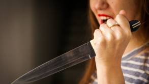 В Гродно во время застолья пьяная девушка всадила нож в живот приятелю