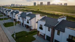 Две линии таунхаусов и даже собственный сквер для отдыха: в Гродно подходит к завершению строительство элитного жилого комплекса