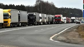 Польша останавливает проезд через границу белорусских и российских фур, тем временем местные перевозчики собираются возобновить протесты