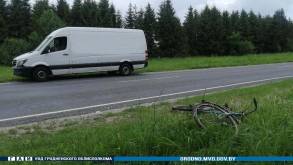 На трассе под Щучином велосипедист решил не глядя пересечь дорогу и врезался в обгонявший его микроавтобус