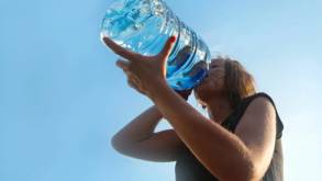 Врач рассказал, сколько нужно пить воды летом и при занятиях спортом