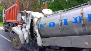 Под Лидой молоковоз протаранил МАЗ: спасатели вырезали из кабины водителя