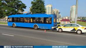 В Гродно женщина за рулем такси протаранила стоящий троллейбус