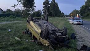 Странная авария в Лиде: 18-летний водитель наехал на камень и опрокинул китайскую легковушку