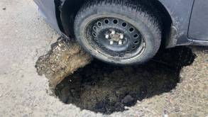 В ГАИ рассказали, что делать, если машина попала в яму на дороге, и кто должен возместить ущерб