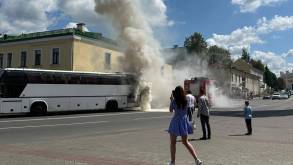 В Гродно прямо напротив пожарной каланчи загорелся туристический автобус
