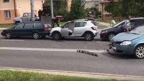 «Паровоз» из четырех авто в Гродно — женщина за рулем Nissan просто отвлеклась и протаранила стоявшие на светофоре машины