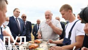 «Ну, ничего. Я тоже так готовлю»: Лукашенко попробовал обед комбайнеров Гродненской области