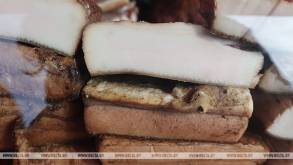 Почти 70 кг мясных продуктов на свалку: КГК приостановил работу мясного отдела одного из магазинов в Сморгони