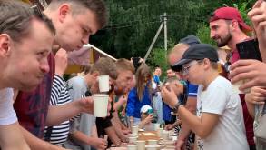 Видеофакт: на Августовском канале прошли соревнования по скоростному поеданию сосисок. Победитель выиграл сосиски