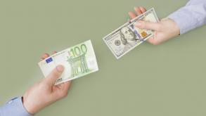 Белорусы в июле теряли интерес к обмену валюты – особенно к ее покупке