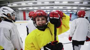 Продать почку и купить сыну хоккейную форму: сколько в Беларуси стоит одеть хоккеиста