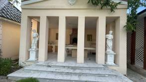 Античные статуи, фонтан, купель и бильярд: под Гродно продается дача, которую «дачей» назвать язык не поворачивается