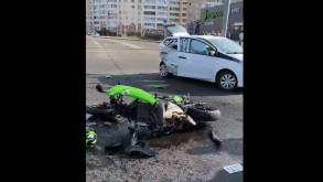 На проспекте Купалы в Гродно мотоцикл развалился на две части после аварии. Есть видео ДТП