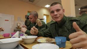 «Даже американцы таким похвастаться не могут». Что едят белорусские солдаты в эпоху без бигуса