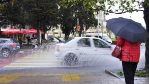 Как в Беларуси накажут водителя, если он окатил пешехода водой из-под колес?