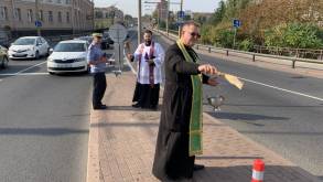 Священники освятили места гибели водителей в Гродно и регионе: ГАИ думает над более безопасными инженерными решениями