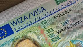 «Эффективно обновлять страницу весь день». Кому удалось записаться на польскую туристическую визу?