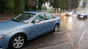 В Новогрудке подросток на велосипеде во время дождя не смог остановится перед пешеходным переходом и попал под машину