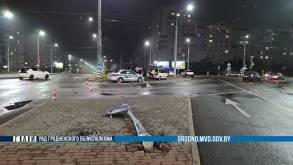 На кольце Брикеля-Дзержинского в Гродно минивен снес светофор на тротуаре: водителю стало плохо прямо за рулем