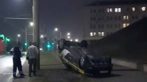 В Гродно машина такси напротив драмтеатра на скорости ударилась о бордюр и перевернулась на крышу