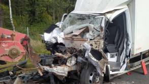 Вчера под Ивье на трассе М6 спасатели «вырезали» водителя грузовика из кабины: в ГАИ рассказали, что произошло