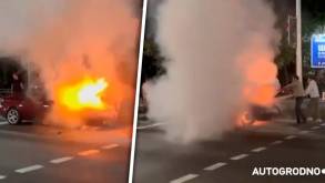 В Гродно напротив здания ГАИ горел автомобиль: инспекторы пришли на помощь