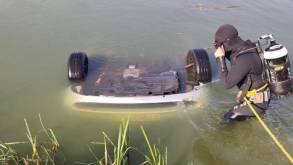 На озере под Сморгонью автомобиль рыбака скатился в воду и затонул — машину нашли на глубине 8 метров