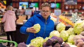 Самое время закупиться впрок овощами и фруктами: профсоюзы рассказали, жителям каких регионов дороже всего обходится борщевой набор