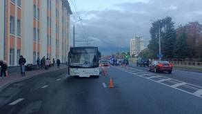 Автобус на скорости снес мужчину: следователи показали видео утренней трагедии в Гродно