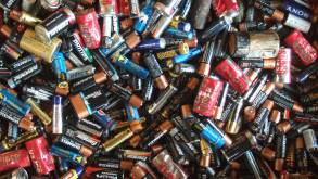 В ЖКХ объяснили, почему нельзя выбрасывать батарейки с обычным мусором. А куда их девать?