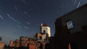 Посмотрите на ночное осеннее звездное небо, которое стало фоном для памятников архитектуры Гродненской области