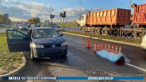 В Гродно пожилая женщина погибла при переходе дороги прямо через центр оживленного перекрестка. Видео
