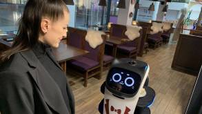 Не просит зарплату и чаевых: как работает первый робот-официант в Гродно