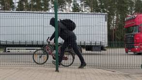 Белорус на велосипеде попытался вывезти в Литву €50 тысяч в кроссовках. Рассказываем, чем все закончилось