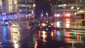 У автовокзала в Гродно на пешеходном переходе сбили мужчину: водителю помешал его увидеть дождь