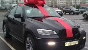 В Беларуси нельзя просто так взять и подарить машину жене. Рассказываем, в чем загвоздка