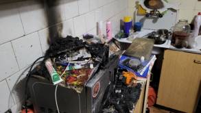В самом центре Лиды из непотушенной свечи горела квартира: спасатели ликвидировали пожар