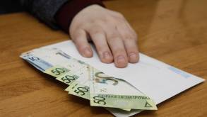 Налог больше, пенсия меньше: чем белорусу грозит зарплата «в конверте»
