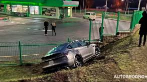 Несколько метров не доехала до АЗС: в Гродно Tesla свалилась в кювет и врезалась в забор заправки