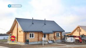 Под Гродно возвели первые дома, которые любой белорус может купить в виде конструктора в Островецком лесхозе
