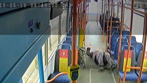 В ГАИ показали, как падают пассажиры общественного транспорта, которые не держались за поручни
