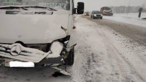 На М6 маршрутка «Минск - Гродно» на скорости зацепила отвал снегоуборочного грузовика