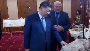 Смотрите, какие продукты Лукашенко подарил Председателю КНР Си Цзиньпину. Гродненцы могут купить все это в магазине у дома