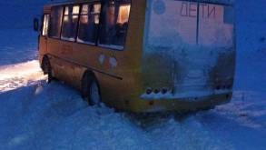 Под Островцом школьный автобус с детьми застрял в снегу: на помощь пришли спасатели