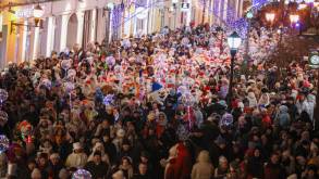 В Гродно состоялось шествие Дедов Морозов и Снегурочек. Смотрите, как это было