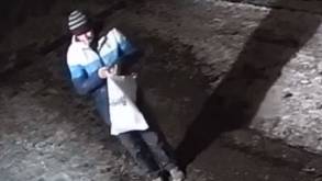 В Гродно разыскивают мужчину, подозреваемого в краже женской сумки. Посмотрите видео