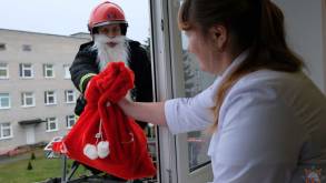 В Слониме Дед Мороз забрался в окно больницы, чтобы передать детям подарки